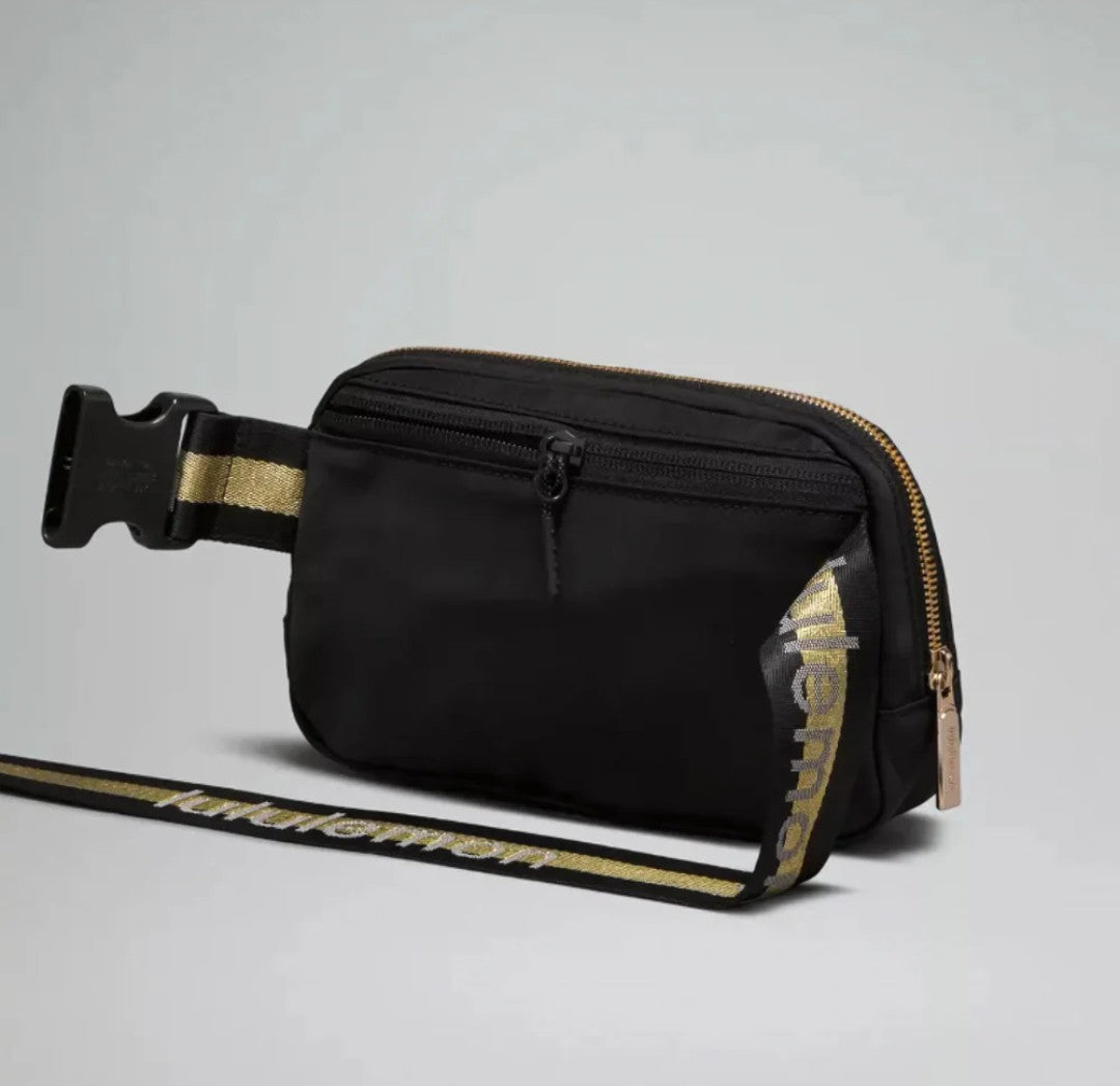 Everywhere belt bag L1  black gold color